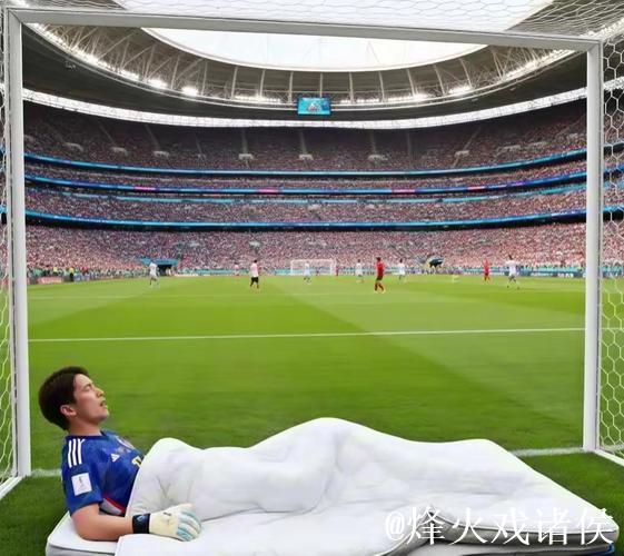 世俱杯梦想！查洛巴晒球场内躺卧照：盼望喜乐，坚韧前行